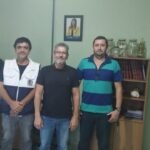 O secretário de Pesca e Aquicultura de São João da Barra, Aluizio Siqueira, o seu sub, Marcelo Roger, receberam nesta semana o representante da SEI Consultoria, ligada à Shell do Brasil, José Guilherme Azevedo. A empresa atua na área de sustentabilidade e desenvolve um projeto de Diálogo Social para a Shell. Também participou o gerente de apoio da secretaria, José Antônio Pereira. (Leia mais abaixo) O objetivo do projeto é atualizar informações sobre as percepções em temas ambientais e socioeconômicos junto às partes interessadas, que vivem ou atuam nos territórios da Bacia de Campos em que a Shell opera. O interesse da empresa é conhecer a evolução do cenário e entender o momento vivido por cada município, por conta da atuação da indústria do petróleo na região. (Leia mais abaixo) Para coletar as informações, a equipe da SEI Consultoria está conversando com diversas partes interessadas, como associações, empresas, governo, organizações não governamentais, lideranças locais, entre outros.