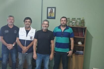 O secretário de Pesca e Aquicultura de São João da Barra, Aluizio Siqueira, o seu sub, Marcelo Roger, receberam nesta semana o representante da SEI Consultoria, ligada à Shell do Brasil, José Guilherme Azevedo. A empresa atua na área de sustentabilidade e desenvolve um projeto de Diálogo Social para a Shell. Também participou o gerente de apoio da secretaria, José Antônio Pereira. (Leia mais abaixo) O objetivo do projeto é atualizar informações sobre as percepções em temas ambientais e socioeconômicos junto às partes interessadas, que vivem ou atuam nos territórios da Bacia de Campos em que a Shell opera. O interesse da empresa é conhecer a evolução do cenário e entender o momento vivido por cada município, por conta da atuação da indústria do petróleo na região. (Leia mais abaixo) Para coletar as informações, a equipe da SEI Consultoria está conversando com diversas partes interessadas, como associações, empresas, governo, organizações não governamentais, lideranças locais, entre outros.