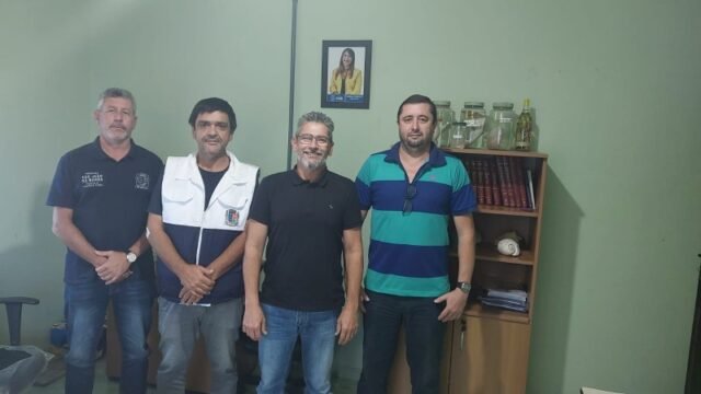 O secretário de Pesca e Aquicultura de São João da Barra, Aluizio Siqueira, o seu sub, Marcelo Roger, receberam nesta semana o representante da SEI Consultoria, ligada à Shell do Brasil, José Guilherme Azevedo. A empresa atua na área de sustentabilidade e desenvolve um projeto de Diálogo Social para a Shell. Também participou o gerente de apoio da secretaria, José Antônio Pereira. (Leia mais abaixo) O objetivo do projeto é atualizar informações sobre as percepções em temas ambientais e socioeconômicos junto às partes interessadas, que vivem ou atuam nos territórios da Bacia de Campos em que a Shell opera. O interesse da empresa é conhecer a evolução do cenário e entender o momento vivido por cada município, por conta da atuação da indústria do petróleo na região. (Leia mais abaixo) Para coletar as informações, a equipe da SEI Consultoria está conversando com diversas partes interessadas, como associações, empresas, governo, organizações não governamentais, lideranças locais, entre outros.